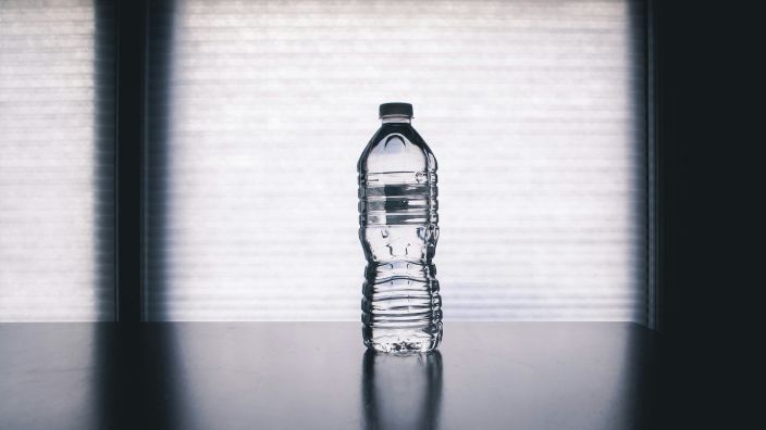 Plastic flessen lekken chemische stoffen