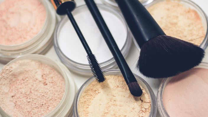 PFAS in make-up: wat smeer je eigenlijk op je huid?